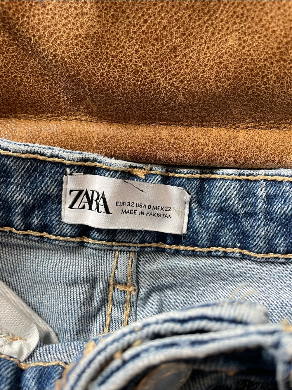 Zara Women's Straight Jeans in Light Blue Wash - Picture 2 of 6